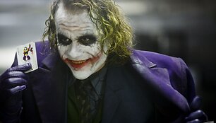 Kino kritikai prognozuoja, jog &bdquo;The Dark Knight&ldquo; gali aplenkti net ir legendinį &bdquo;Titaniką&ldquo;.