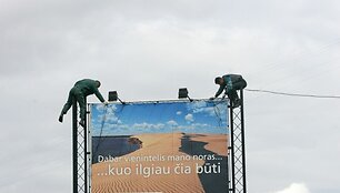 Lietuvoje plinta nelegali lauko reklama.