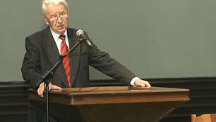 B.Juodka neatmeta galimybės, kad VU jau &scaron;į spalį i&scaron; studentų pradės rinkti įmokas už studijas.