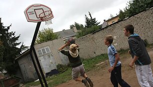 Seniūnijos atstovams džiūgaujant dėl atnaujintos ir įrengtos naujos aik&scaron;telių, vietiniai joms negaili kritikos. 