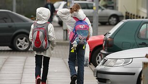 Specialistų teigimu, i&scaron;eiti i&scaron; mokyklos teritorijos moksleiviams per pertraukas esą nėra reikalo. 