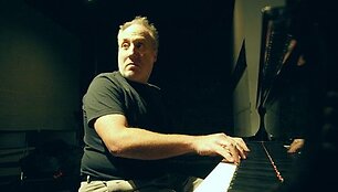 Kūrybinis susitikimas, pavadintas &bdquo;Aljansas&ldquo; 2+1&ldquo; tikisi sulaukti tikrųjų muzikos žinovų dėmesio. 