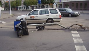 Savanorių prospekto ir E.Ožeškienės gatvių sankryžoje įvykusio incidento metu šviesoforas buvo sugadintas nepataisomai. 