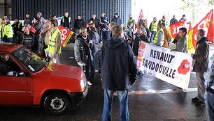 Prancūzijos &bdquo;Sandouville Renault&ldquo; gamyklos darbuotojai protestuoja prie&scaron; laikiną gamybos uždarymą. 