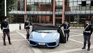 Naujieji &bdquo;Lamborghini&ldquo; modeliai pakeitė prie&scaron; tai Italijos pareigūnams tarnavusius &bdquo;senukus&ldquo; - 2004-ųjų gamybos &bdquo;Lamborghini Gallardo&ldquo; automobilius. 