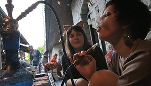 Lietuvoje rūkyti atvirose viešose vietose leidžiama. 
