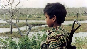 Vaikas apsirengęs tamilų &bdquo;tigrų&ldquo; i&scaron;sivadavimo kario uniforma