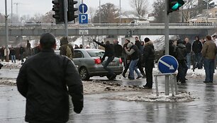 Riau&scaron;ininkai žiauriai sudaužė važiuojantį automobilį.