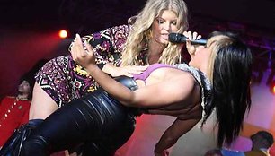 Fergie pasirodymo Bahamuose metu glamonėjo moterį.