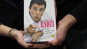 Knygos &bdquo;Radži. Likimas nepajėgė manęs nuskriausti" vir&scaron;elis.