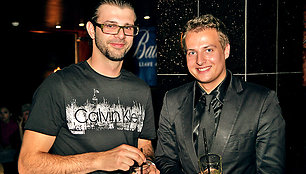 D.Polskij (kairėje) džiaugiasi bakalauro diplomu.