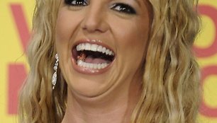 Grupė vaikinų panoro aplenkti Britney Spears.