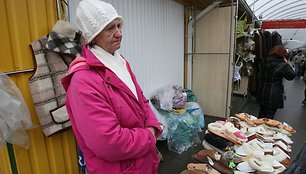 Pagal būsimos Vyriausybės siūlomą tvarką ši moteris, prekiaujanti avalyne turguje, turėtų ateityje steigti įmonę.