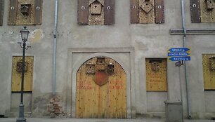 Remontuojamas namas Kėdainių senamiestyje periodi&scaron;kai keičia langų &bdquo;parodą&ldquo;. &Scaron;įkart jie i&scaron;puo&scaron;ti spalvotomis sagomis.