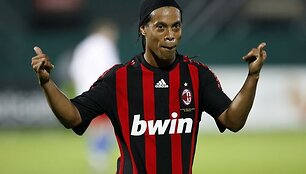 Ronaldinho negaili pinigų. Matyt, gerokai įklimpo į meilės pinkles