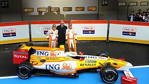 &bdquo;Renault&ldquo; bosas Flavio Briatore su abiem pilotais pristato naująjį R29 bolidą.