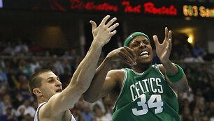 L.Kleiza dėl kamuolio kovoja su Bostono ekipos lyderiu P.Pierce'u.