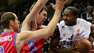 CSKA surakino varžovus gynybos gniaužtuose.