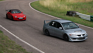 S2000 ir  EVO VIII lenktyniauja