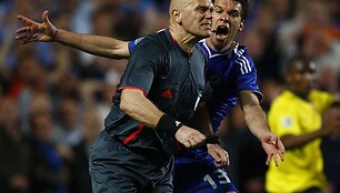 T.H.Ovrebo mėgina sprukti nujo įtūžusio M.Ballacko