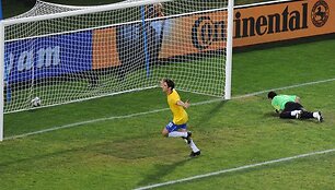 Pergalę brazilams per pridėtą rungtynių laiką nuo 11 m baudinio i&scaron;plė&scaron;ė Kaka