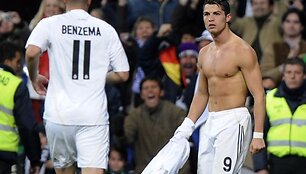 C.Ronaldo pademonstravo savo raumenis