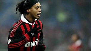 Ronaldinho prie&scaron; svarbų derbį tris dienas linksminosi vie&scaron;butyje