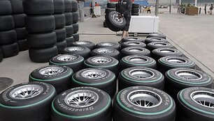 Padangų gamintojas &bdquo;Bridgestone&ldquo; įpareigotas tiekti savo gaminius tik naujam sezonui registruotoms komandoms.
