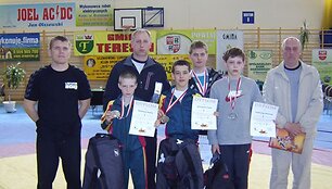 Nuotraukoje i&scaron; kairės: treneris Andrejus Iljinas, Mantas Markevičius, treneris Jonas Jurkynas, Tomas Baracevičius, Vladislavas Vasiljevas, Domantas Pauliu&scaron;čenka ir Vilkavi&scaron;kio sporto mokyklos direktorius Algirdas Karalius.