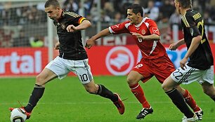 Kamuolį varo Lukas Podolskis