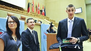 Daugiausiai apdovanojimų &scaron;ventėje susižėrė Vilniaus krep&scaron;inio mokyklos auklėtinis Jonas Valančiūnas