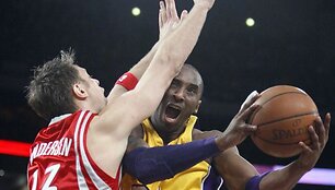 Davidas Andersenas mėgina uždengti K.Bryantą