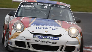 Tarp 27 &bdquo;Porsche&ldquo; bolidus vairuojančių vyrų ir Kauno automobilių sporto klubo &bdquo;Juta Racing&ldquo; nariai - Jonas Gelžinis bei Tautvydas Bar&scaron;tys.