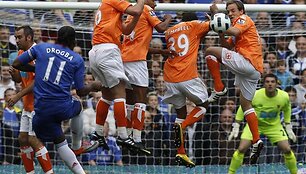Į varžovų vartus smūgiuoja D.Drogba