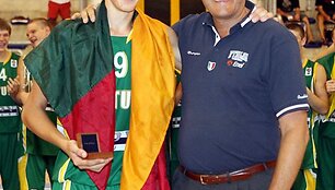 Jonas Valančiūnas su apdovanojimu