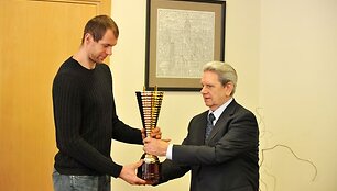 LKF prezidentas Vladas Garastas įteikia R.&Scaron;i&scaron;kauskui apdovanojimą.