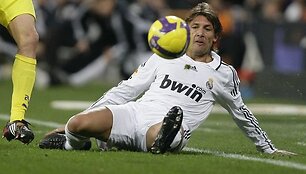 Gabrielis Heinze'as kovoja dėl kamuolio net pargriuvęs