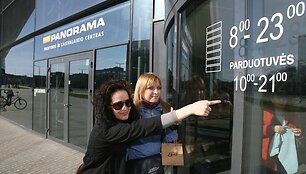 Kai kurių parduotuvių darbo laikas sutrumpėjo.