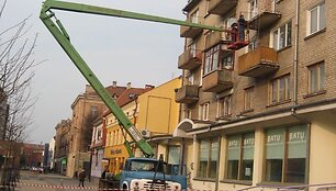 Daugiabučio balkonas nugarmėjo prie&scaron; savaitę, tačiau jį taisyti imta tik dabar. 
