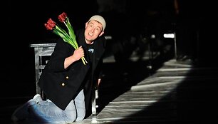 Spektaklyje &bdquo;Love & Peace&ldquo; vaidina būrys žinomų aktorių, žinomų ir i&scaron; televizijos ekrano. Vienas jų &ndash; Dž.Siaurusaitis.
