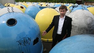 &bdquo;&Scaron;varaus miesto&ldquo; direktorius R.Notkus pasakojo, kad i&scaron; Žirmūnų surinktus konteinerius ketinama sustatyti kitose bendrovės aptarnaujamose &ndash; &bdquo;Rasų valdos&ldquo; ir atskirų bendrijų &ndash; teritorijose. 