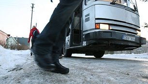 Vaikus į mokyklą kasdien vežiojanti D.Trapulienė teigė, kad keliai Kauno rajono gyvenvietėse itin slidūs ir pavojingi.