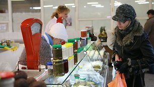 Po naujųjų turgavietėse stengtasi nepasiduoti brangymečio polkai &ndash; kilo tik pavienių produktų kainos. 