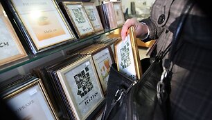 ors didžiuosiuose prekybos centruose įtaisyta galybė vaizdo stebėjimo kamerų, apsaugininkai nuolat sučiumpa vagi&scaron;ių.