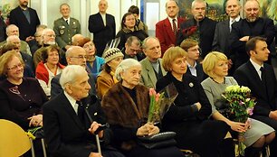 &Scaron;imto metų jubiliejų &scaron;venčiančiam Lietuvos karininkui dimisijos majorui A. Bernadi&scaron;iui &ndash; kra&scaron;to apsaugos vadovybės dovana.