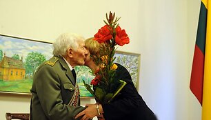 &Scaron;imto metų jubiliejų &scaron;venčiančiam Lietuvos karininkui dimisijos majorui A. Bernadi&scaron;iui &ndash; kra&scaron;to apsaugos vadovybės dovana.