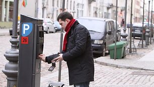 Net ir prabėgus mėnesiui, kai miesto centre automobilių statymas tapo mokamas, vairuotojams vis dar tenka &bdquo;pažindintis&rdquo; su automatais.