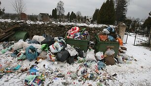 Salininkų gyventojai, neturėdami kur padėti savo buitinių atliekų, jas verčia tiesiog prie netoliese įsikūrusių kapinių.