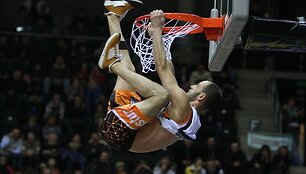 Aistruolių kraują kaitino vos 175 cm ūgio akrobato Kadouro Ziani i&scaron; Tuniso pasirodymas. 