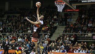 Aistruolių kraują kaitino vos 175 cm ūgio akrobato Kadouro Ziani i&scaron; Tuniso pasirodymas. 